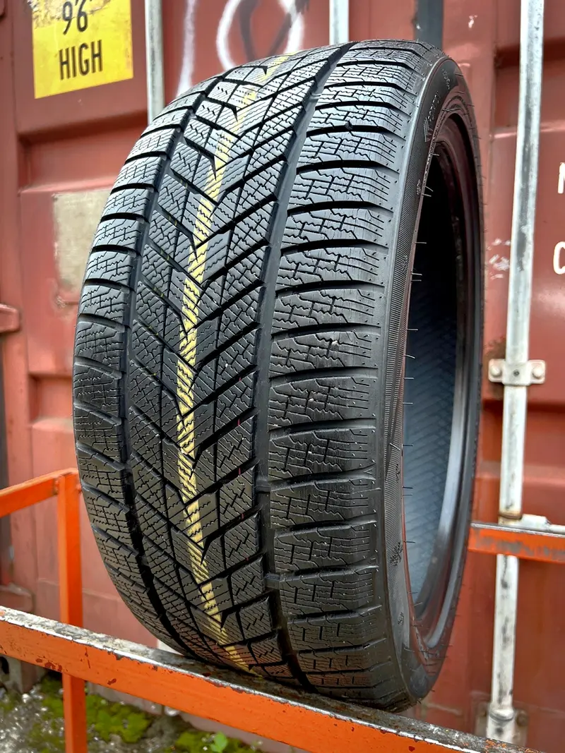 Б/у шина 245/40 R19 iLink SnowGripper II