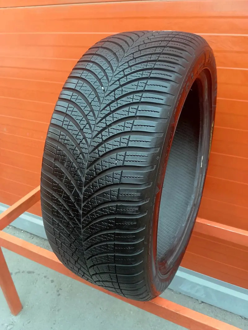 Б/у шина 245/45 R19 Goodyear Vector 4Seasons Gen-3