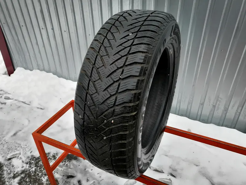 Б/у шина 245/60 R18 Goodyear Ultra Grip SUV+ 4x4