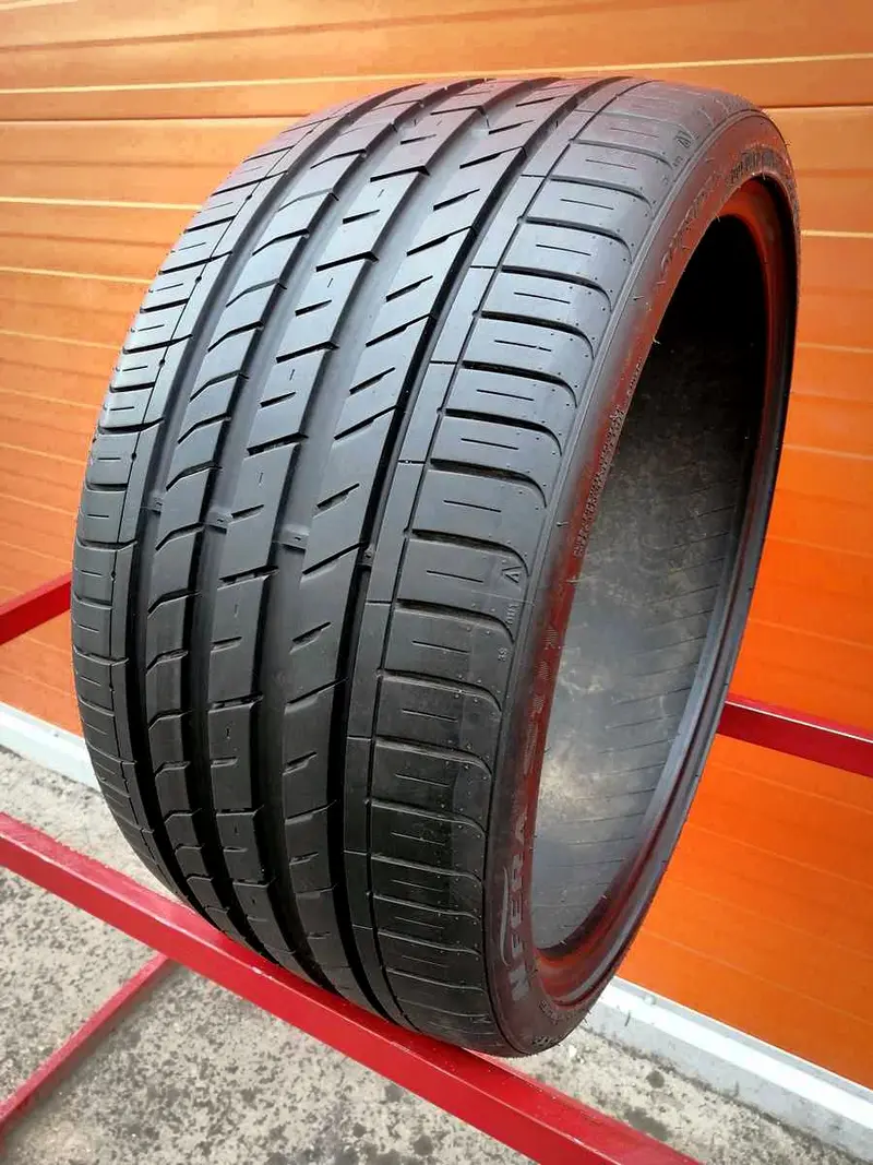 Б/у шина 255/30 R19 Nexen Nfera SU1