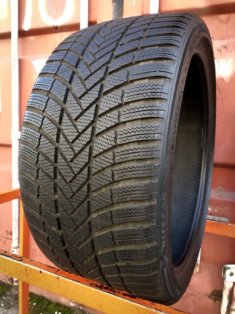 Б/у шина 255/35 R18 Bridgestone Blizzak LM-005, фото 1