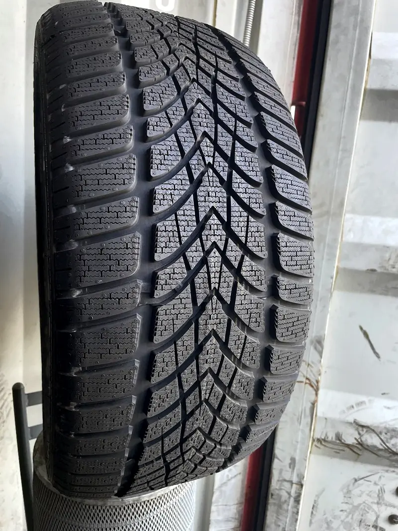 Б/у шина 255/40 R19 Dunlop SP Winter Sport 4D