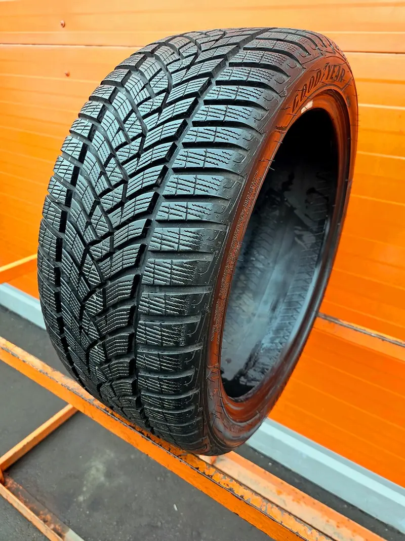 Б/у шина 255/40 R19 Goodyear Ultra Grip Performance +, фото 1