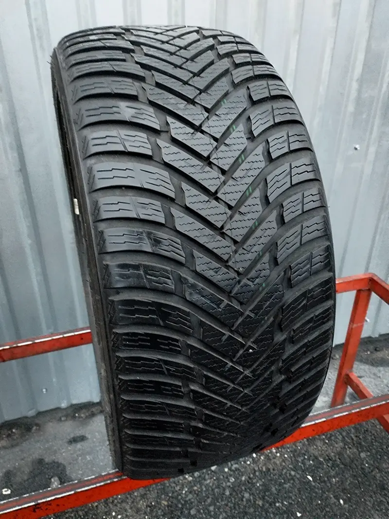 Б/у шина 255/40 R19 Nokian Weatherproof