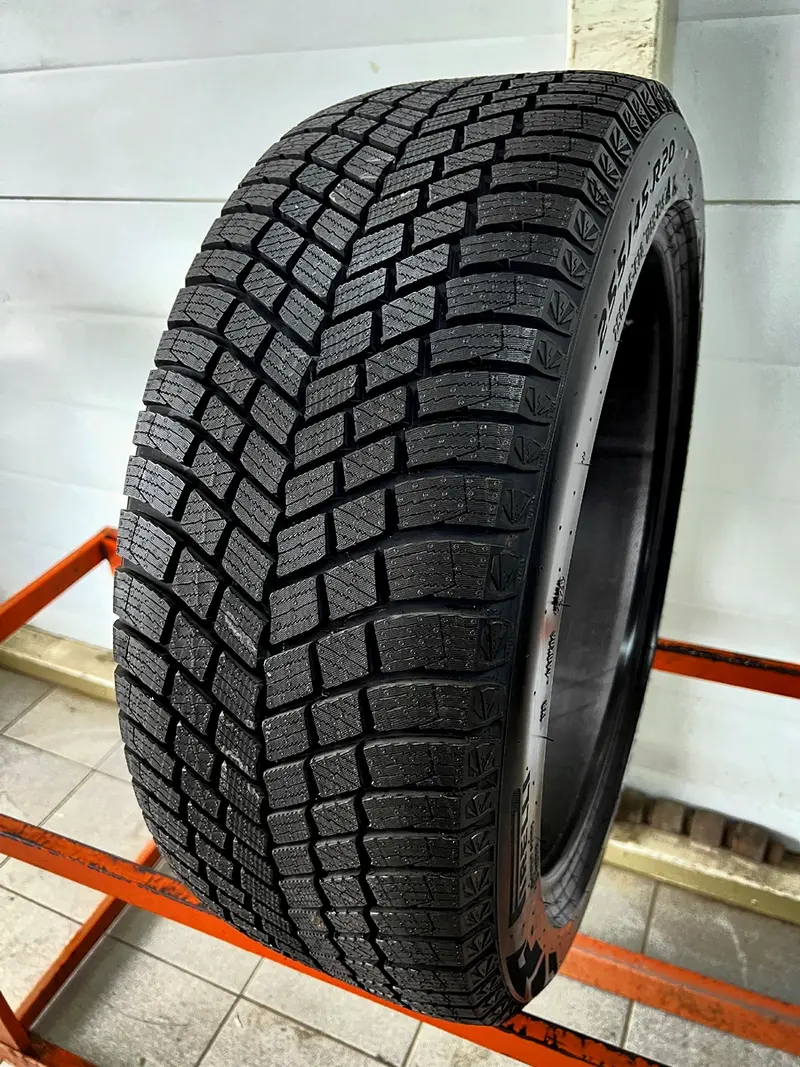 Новая шина 255/45 R20 Pirelli Ice Zero FR 3