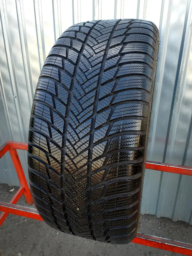 Б/у шина 255/50 R18 Bridgestone Blizzak LM-001