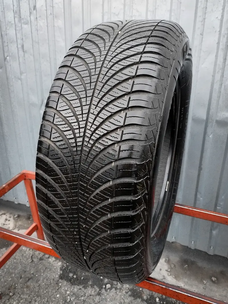 Б/у шина 255/60 R18 Goodyear Vector 4Seasons Gen-2 SUV