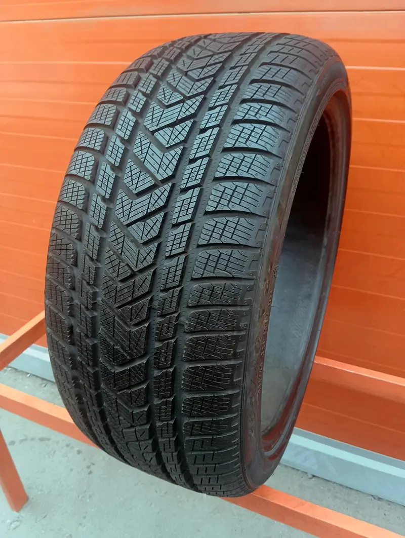 Б/у шина 265/40 R21 Pirelli Scorpion Winter