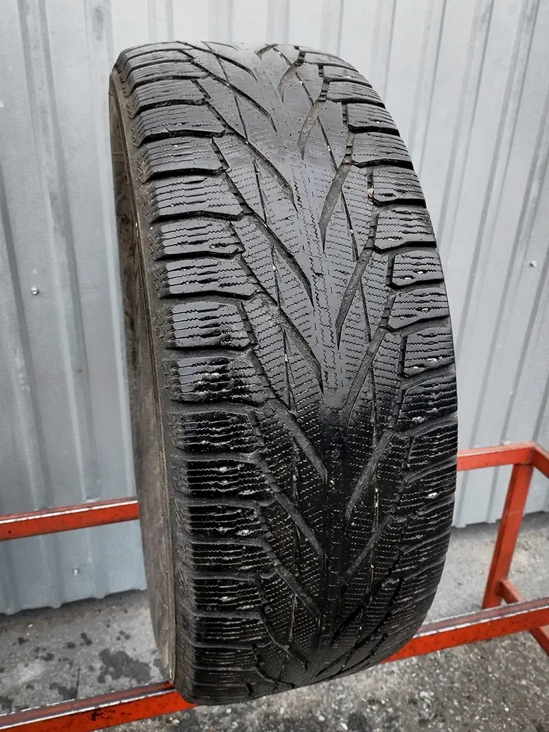 Б/у шина 265/65 R17 Nokian Hakkapeliitta R2 SUV, фото 1