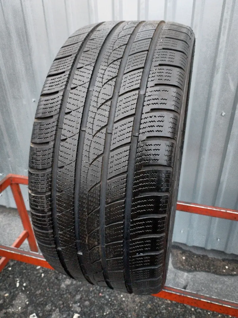 Б/у шина 275/40 R20 Tracmax Ice-Plus S220