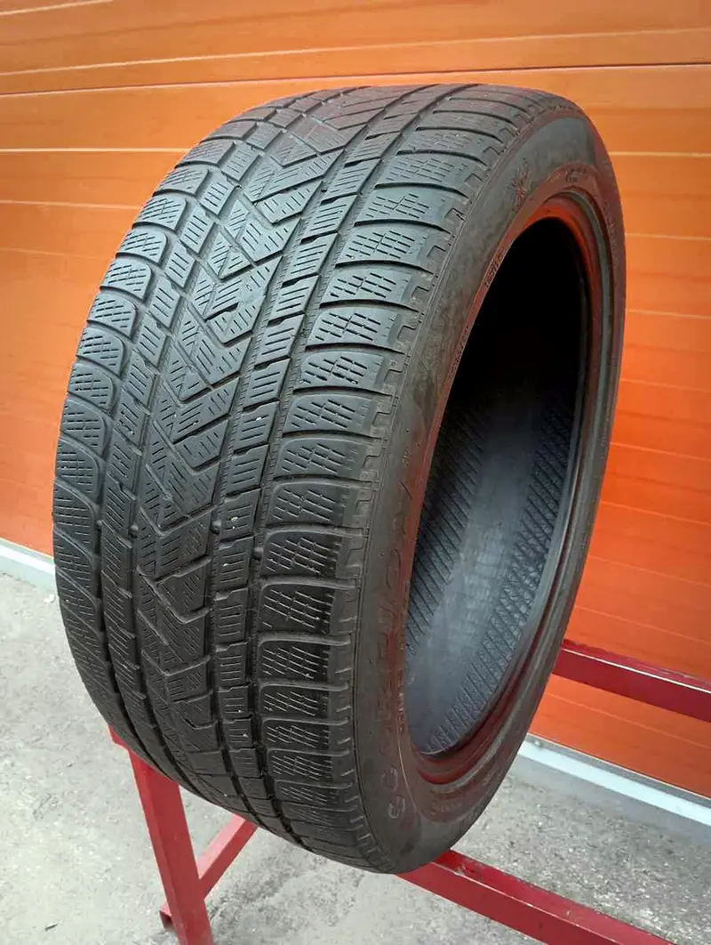 Б/у шина 285/40 R21 Pirelli Scorpion Winter