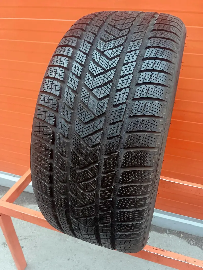Б/у шина 295/35 R21 Pirelli Scorpion Winter