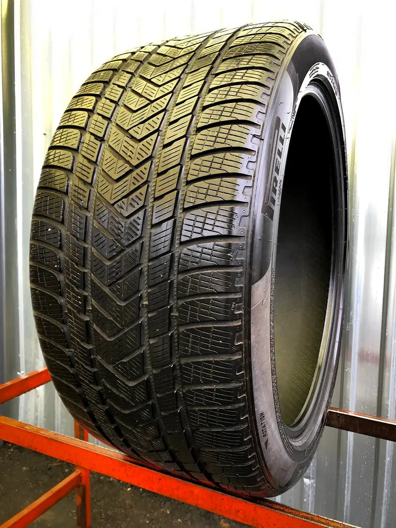 Б/у шина 325/35 R22 Pirelli Scorpion Winter