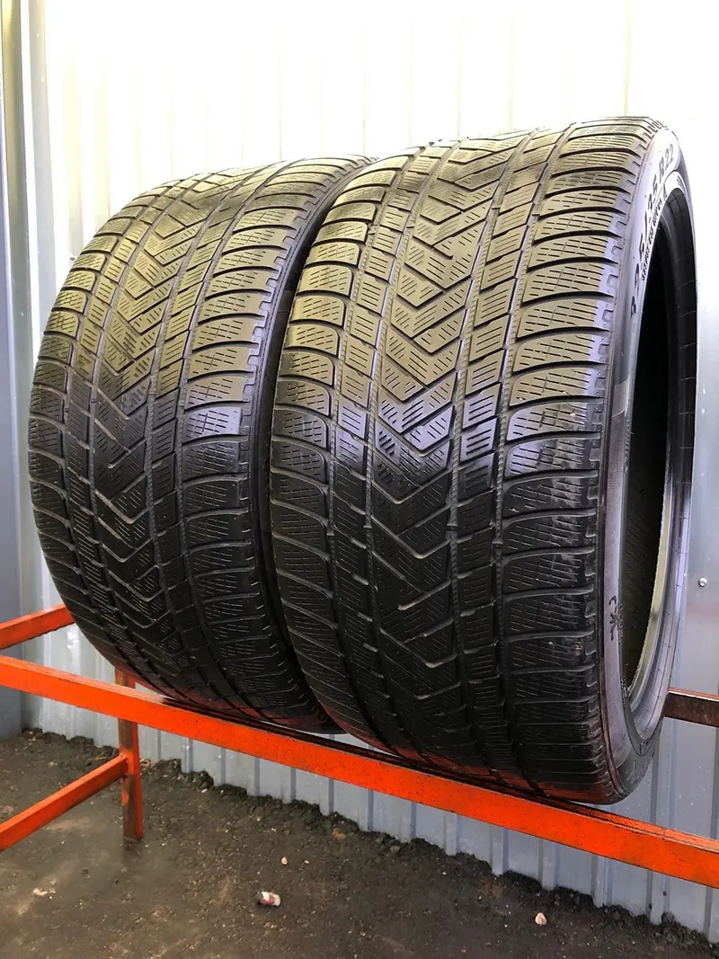 Пара б/у шин 325/35 R22 Pirelli Scorpion Winter