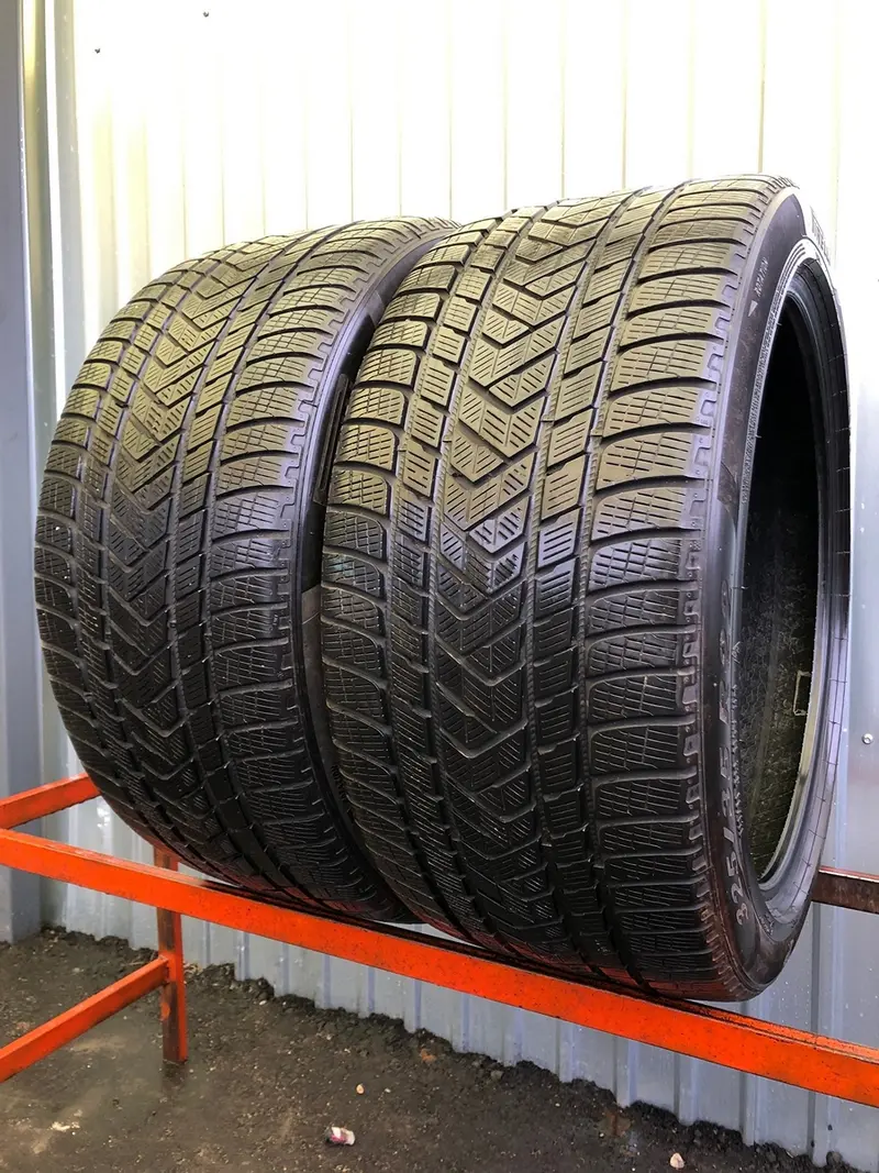 Пара б/у шин 325/35 R22 Pirelli Scorpion Winter